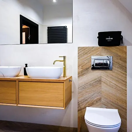 2 Bedroom Cozy In アパート